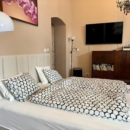Home Away Main Square Apartment - Sleeps 6 - Ac - Balcony - Coffee Machine - Washer - Kitchen - Parking *