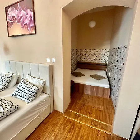 Away Main Square - Sleeps 6 People With Air Condition *