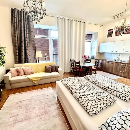 Home Away Main Square Apartment - Sleeps 6 - Ac - Balcony - Coffee Machine - Washer - Kitchen - Parking * 波普拉德
