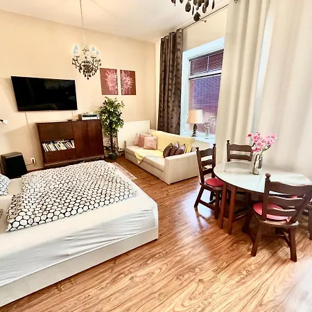 Away Main Square - Sleeps 6 People With Air Condition *