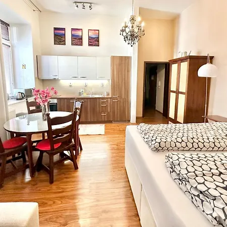 Home Away Main Square Apartment - Sleeps 6 - Ac - Balcony - Coffee Machine - Washer - Kitchen - Parking 公寓