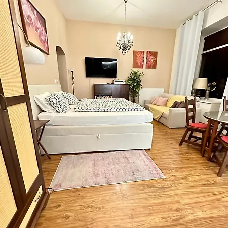 Home Away Main Square Apartment - Sleeps 6 - Ac - Balcony - Coffee Machine - Washer - Kitchen - Parking *