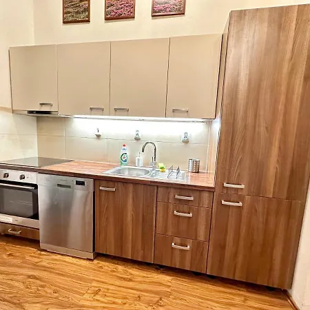 Home Away Main Square Apartment - Sleeps 6 - Ac - Balcony - Coffee Machine - Washer - Kitchen - Parking 公寓 波普拉德