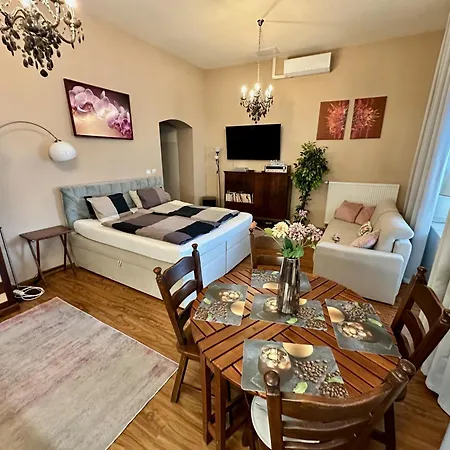 Home Away Main Square Apartment - Sleeps 6 - Ac - Balcony - Coffee Machine - Washer - Kitchen - Parking * ポプラト