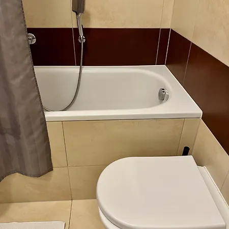 Home Away Main Square Apartment - Sleeps 6 - Ac - Balcony - Coffee Machine - Washer - Kitchen - Parking 公寓 波普拉德