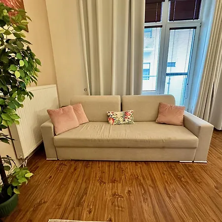 Home Away Main Square Apartment - Sleeps 6 - Ac - Balcony - Coffee Machine - Washer - Kitchen - Parking *