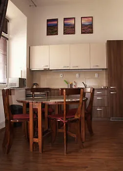 Home Away Main Square Apartment - Sleeps 6 - Ac - Balcony - Coffee Machine - Washer - Kitchen - Parking *